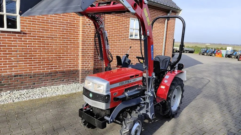 Fieldtrac 180D, mit Frontlader ab 189 € pro Monat.