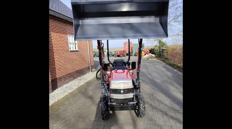 Fieldtrac 180D, mit Frontlader ab 189 € pro Monat.