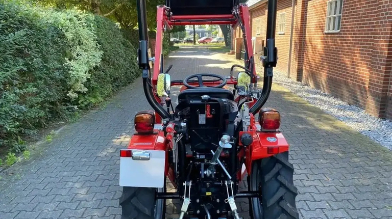 Fieldtrac 918, mit Frontlader Angebot + Wiesenschleppe ab 191 € pro Monat.