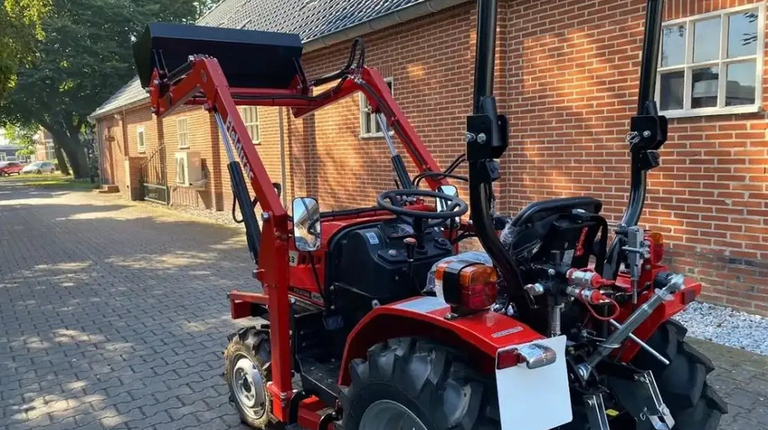 Fieldtrac 918, mit Frontlader Angebot + Wiesenschleppe ab 191 € pro Monat.