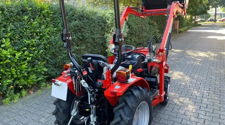 Fieldtrac 918, mit Frontlader Angebot + Wiesenschleppe ab 191 € pro Monat.